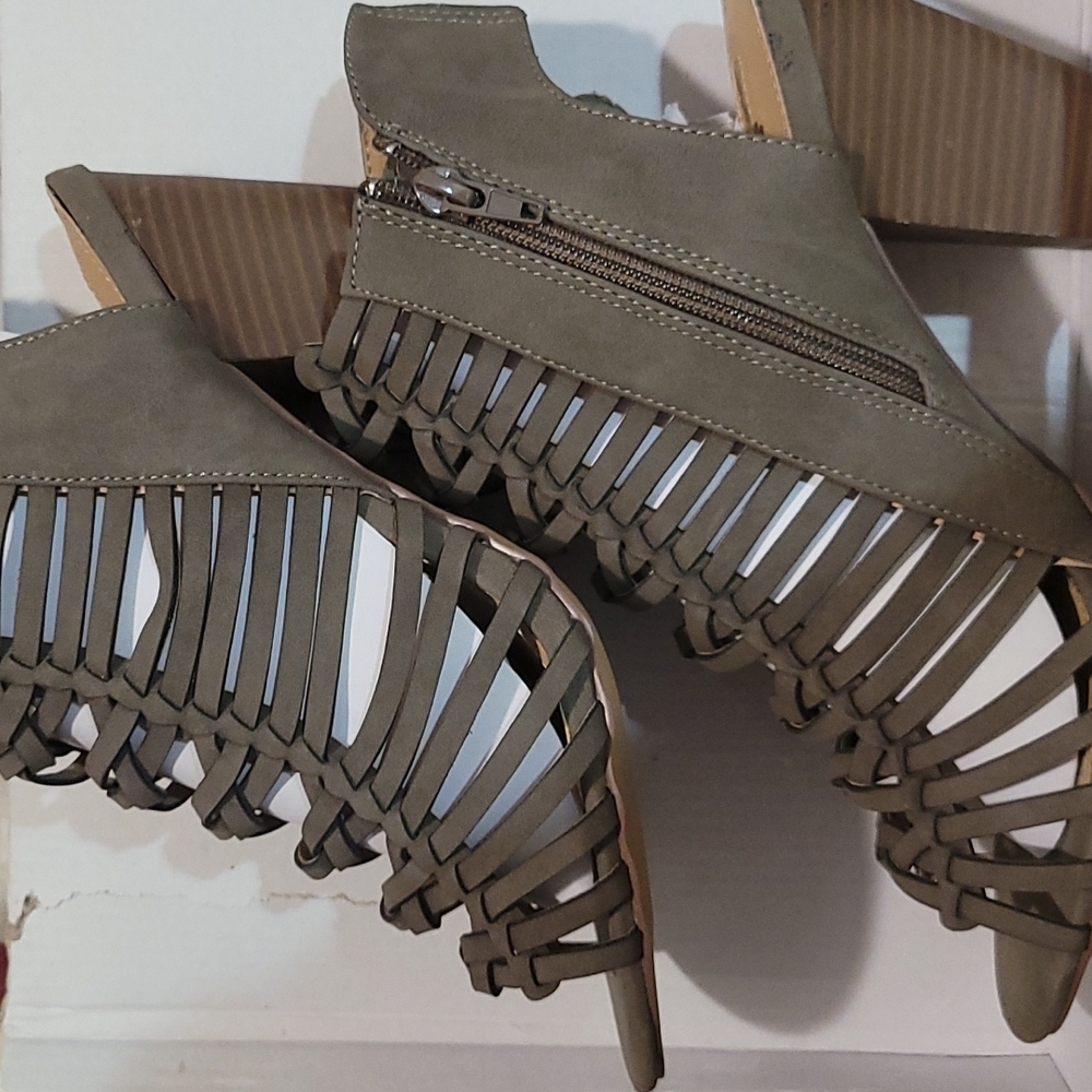 Shoe's - Picture 2 of 2